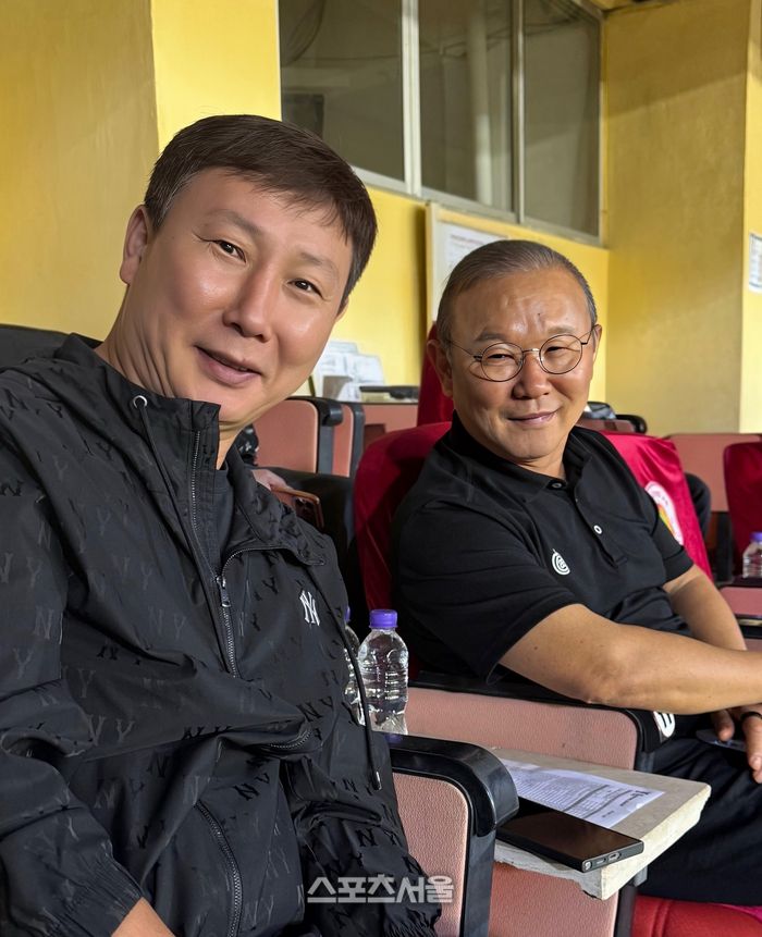 베트남 축구대표팀 김상식(왼쪽) 감독과 박항서 전 감독이 23일 베트남 하노이의 항더이 경기장에서 열린 꽁안 하노이와 매카서의 아시아축구연맹 챔피언스리그2 경기를 지켜보다 사진 촬영에 임하고 있다.하노이 | 정다워 기자