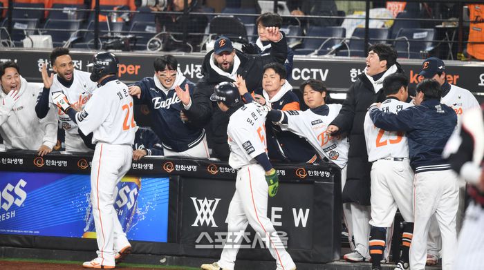 한화 채은성과 문현빈이 29일 대전 한화생명 볼파크에서 열린 2025 KBO 포스트시즌 한국시리즈 3차전 LG와 경기 8회말 2사만루 심우준 2루타 때 득점 후 동료들과 환호하고 있다. 대전 | 최승섭 기자 thunder@sportsseoul.com