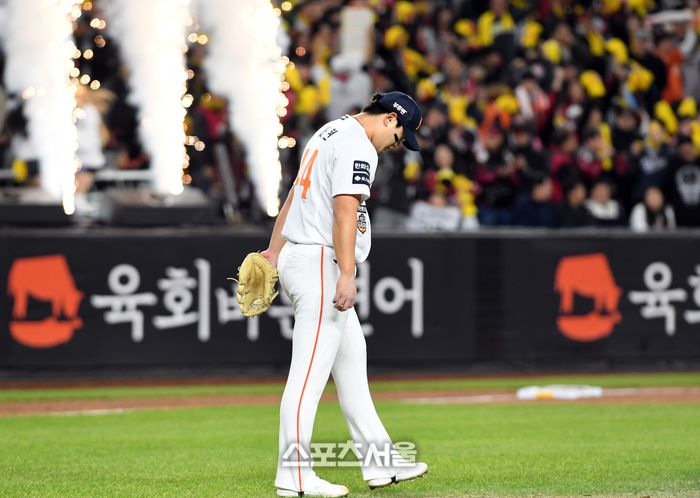 한화 김서현이 30일 대전 한화생명볼파크에서 열린 2025 KBO리그 LG와 한국시리즈 4차전 9회초 무사 1루 상황에서 LG 박동원에게 2점 홈런을 친 뒤 고개를 떨구고 있다. 대전 | 박진업 기자 upandup@sportsseoul.com