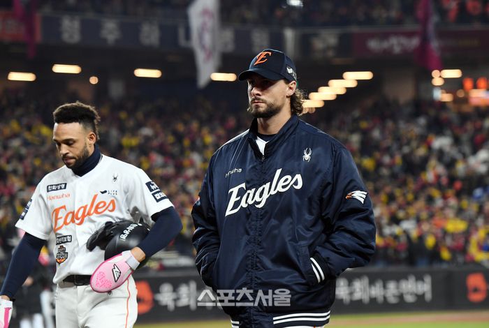 한화 와이스가 30일 대전 한화생명볼파크에서 열린 2025 KBO리그 LG와 한국시리즈 4차전에서 4-7 역전패를 당한 뒤 팬들에게 인사를 하고 더그아웃으로 들어가고 있다. 대전 | 박진업 기자 upandup@sportsseoul.com