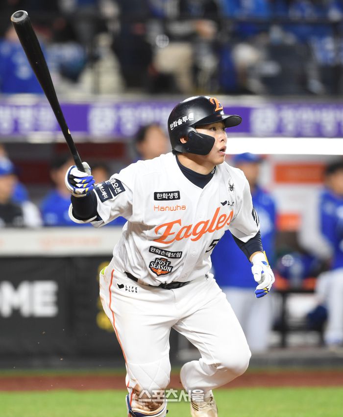 한화 문현빈이 24일 대전 한화생명 볼파크에서 열린 2025 KBO리그 삼성과 플레이오프 5차전 8회말 1사 1루 상황에서 삼성 김재윤을 상대로 2점 홈런을 치고 있다. 대전 | 박진업 기자 upandup@sportsseoul.com