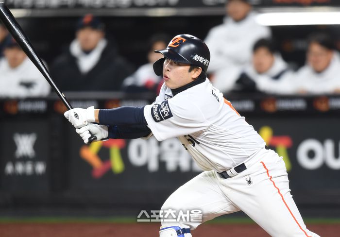 한화 문현빈이 29일 대전 한화생명볼파크에서 열린 2025 KBO 포스트시즌 한국시리즈 3차전 LG와 경기 8회말 1사1,3루 1타점 좌중간 안타를 치고 있다. 대전 | 최승섭 기자 thunder@sportsseoul.com