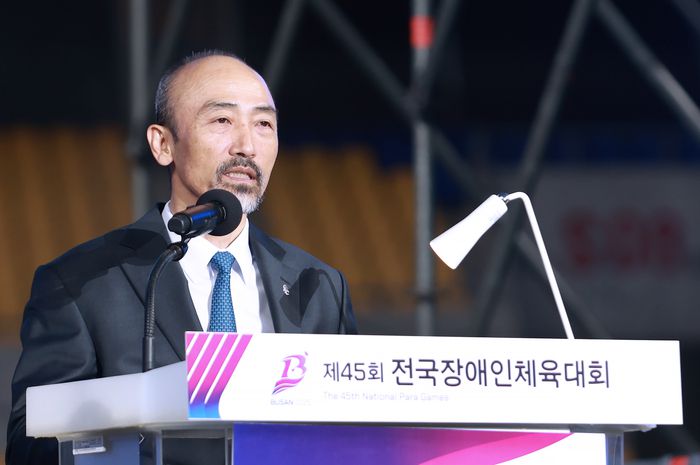 31일 부산아시아드주경기장 열린 제45회 전국장애인체육대회 개회식에서 대한장애인체육회 정진완 회장이 개회사를 하고 있다. 사진 | 대한장애인체육회