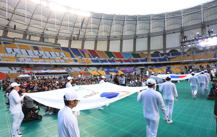 31일 부산아시아드주경기장 열린 제45회 전국장애인체육대회 개회식에서 태극기 및 대회기가 입장하고 있다. 사진 | 대한장애인체육회