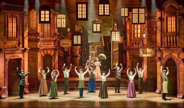 뮤지컬 ‘레드북’은 ‘안나’와 ‘브라운’의 이야기를 통해 유쾌하고 따뜻한 메시지로 용기를 전한다. 사진 | ㈜아떼오드