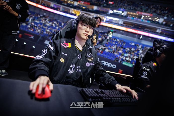 T1 ‘페이커’ 이상혁이 31일(한국시간) 중국 상하이 메르세데스-벤츠 아레나에서 열린 ‘2025 LoL 월드챔피언십(롤드컵)’ 8강 AL전을 준비하고 있다. 사진 | 라이엇 게임즈