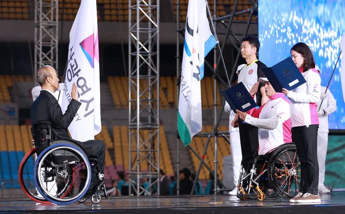 31일 부산아시아드주경기장 열린 제45회 전국장애인체육대회 개회식에서 선수대표들이 선서를 하고 있다. 사진 | 대한장애인체육회