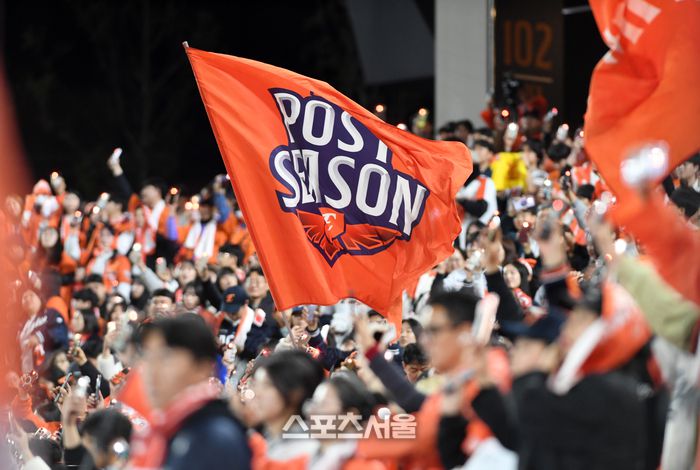 대전 한화생명볼파크에서 열린 2025 KBO리그 LG와 한화의 한국시리즈에서 한화 팬들이 열띤 응원을 펼치고 있다.대전 | 박진업 기자 upandup@sportsseoul.com