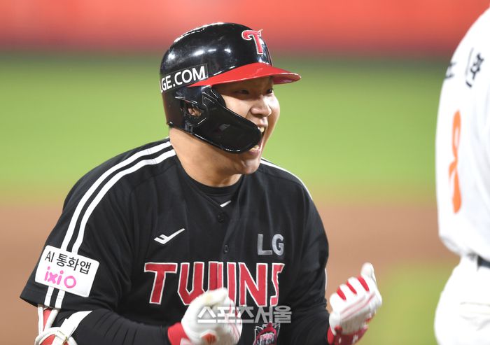 LG 문보경이 30일 대전 한화생명볼파크에서 열린 2025 KBO 한국시리즈 4차전 한화와 경기 9회초 2사1루 1타점 2루타를 친 후 3루까지 진루해 환호하고 있다. 대전 | 최승섭기자 thunder@sportsseoul.com