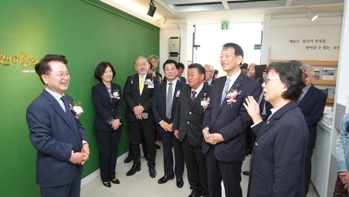 호후시 대표단이 1일 춘천미술관에서 열린 ‘제33회 한일문화예술교류전’ 개막식에 참석했다.  사진|춘천시청
