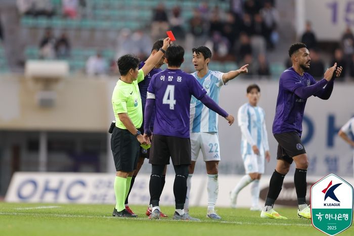 울산 김민혁(가운데)이 1일 안양전에서 경고 누적으로 레드카드를 받고 있다. 사진 | 한국프로축구연맹