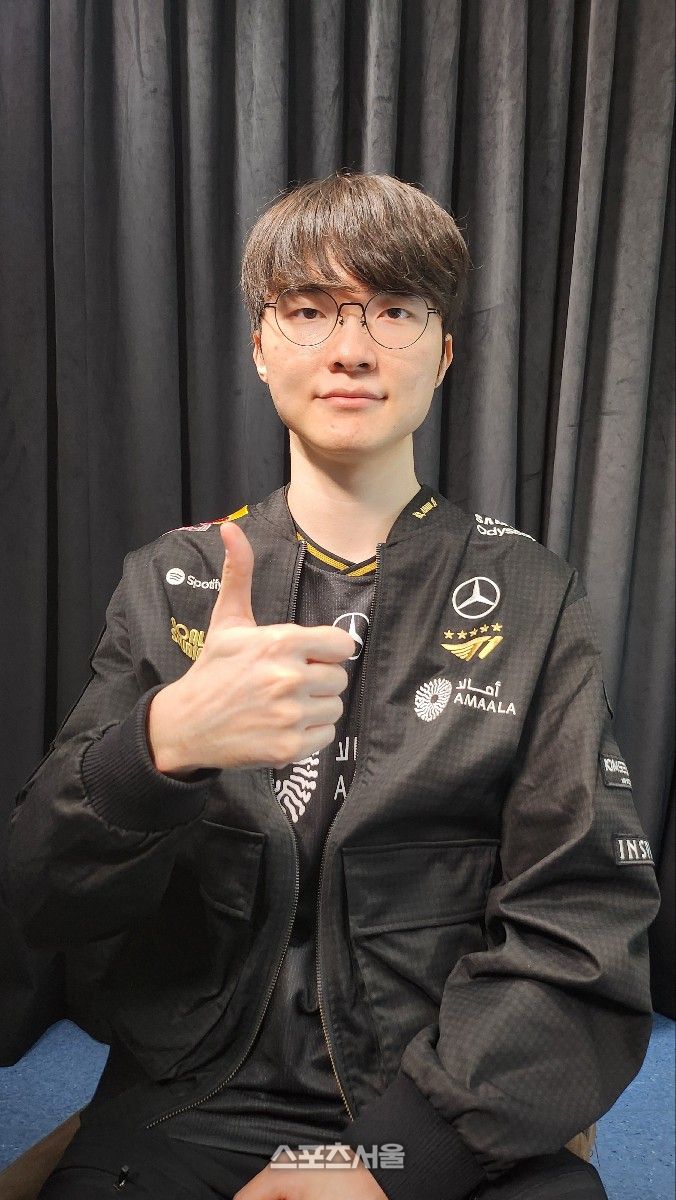T1 ‘페이커’ 이상혁이 31일 상하이 메르세데스-벤츠 아레나에서 열린 ‘2025 LoL 월드챔피언십(롤드컵)’ 8강 AL전 승리 후 본지와 인터뷰에서 포즈를 취하고 있다. 상하이 | 김민규 기자 kmg@sportsseoul.com