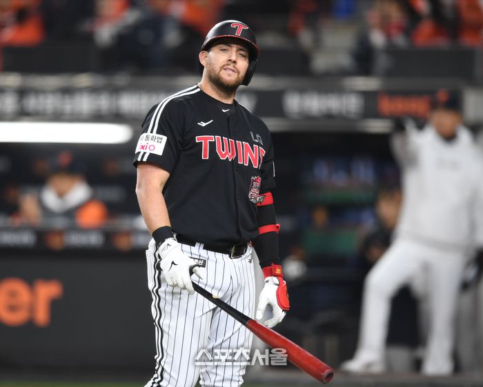 LG 가 31일 대전 한화생명볼파크에서 열린 2025 KBO 한국시리즈 5차전 한화와 경기 3회초 무사만루 삼진을 당한 후 아쉬워하고 있다. 대전 | 최승섭기자 thunder@sportsseoul.com