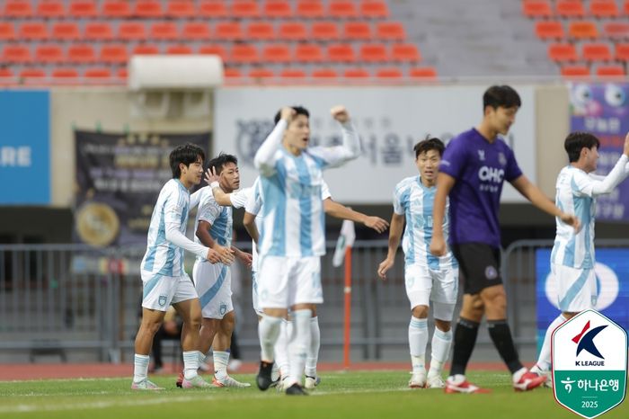 울산 선수들이 고승범(가운데)의 선제골에 기뻐하고 있다. 사진 | 한국프로축구연맹