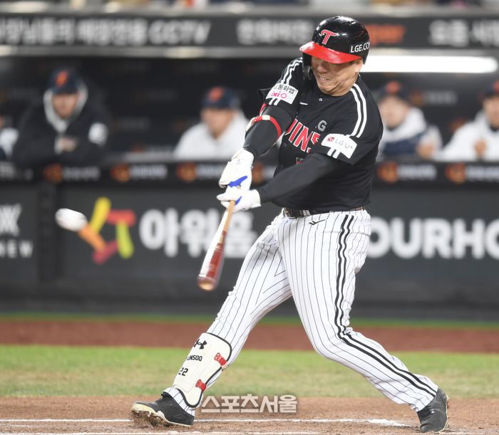 LG 김현수가 31일 대전 한화생명볼파크에서 열린 2025 KBO 한국시리즈 5차전 한화와 경기 6회초 1사2루 1타점 좌중간 안타를 치고 있다. 대전 | 최승섭기자 thunder@sportsseoul.com