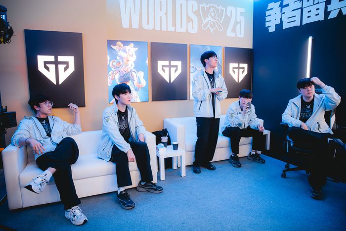 젠지가 1일(한국시간) 중국 상하이 메르세데스-벤츠 아레나에서 열린 ‘2025 LoL 월드챔피언십(롤드컵)’ 4강전 KT 롤스터전 대기실서 피드백하고 있다. 사진 | 라이엇 게임즈