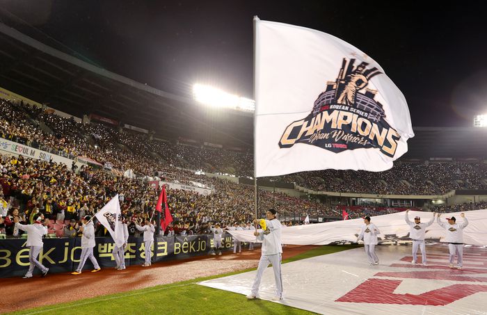 LG 선수단이 1일 서울 잠실구장에서 열린 한국시리즈 우승 축하 행사에서 그라운드를 돌며 팬들에게 인사하고 있다. 사진 | LG 트윈스