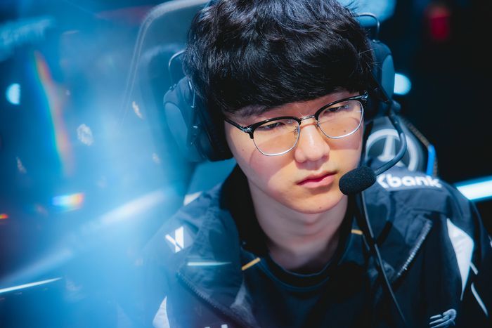 KT ‘퍼펙트’ 이승민이 1일(한국시간) 중국 상하이 메르세데스-벤츠 아레나에서 열린 ‘2025 LoL 월드챔피언십(롤드컵)’ 4강 젠지전에 앞서 경기를 준비하고 있다. 사진 | 라이엇 게임즈