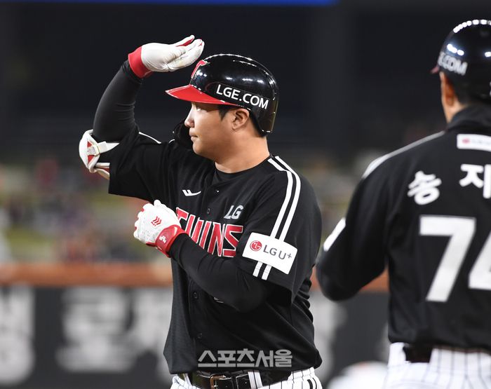 LG 문보경이 30일 대전 한화생명볼파크에서 열린 2025 KBO리그 한화와 한국시리즈 4차전 2회초 무사 한화 선발 와이스를 상대로 안타를 친 뒤 세리머니를 하고 있다.대전 | 박진업 기자 upandup@sportsseoul.com