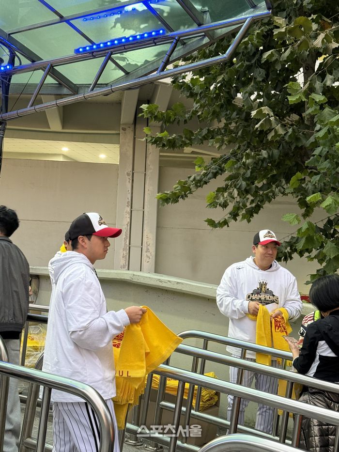 LG 선수들이 응원 타올을 팬에게 나눠주고 있다. 잠실 | 박연준 기자 duswns0628@sportssseoul.com