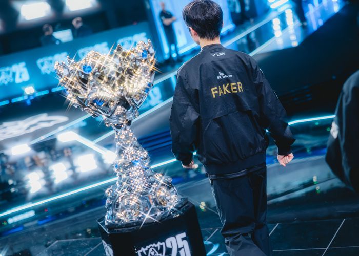 T1 ‘페이커’ 이상혁이 2일(한국시간) 중국 상하이 메르세데스-벤츠 아레나에서 열린 ‘2025 LoL 월드 챔피언십(롤드컵)’ 4강 TES전에 앞서 입장하고 있다. 사진 | 라이엇 게임즈