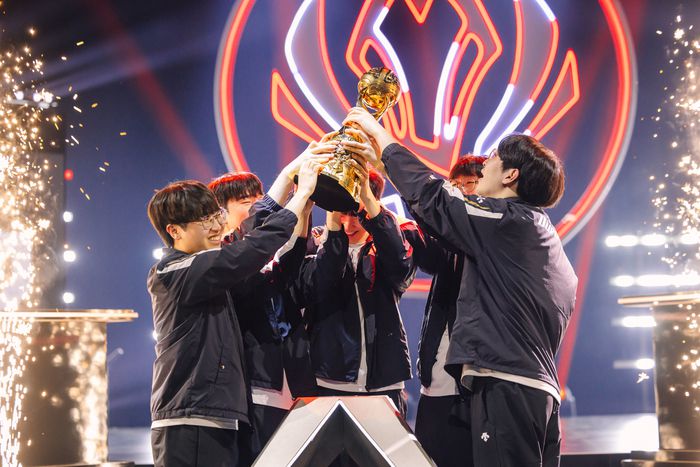 젠지가 13일(한국시간) 캐나다 밴쿠버 퍼시픽 콜리세움에서 열린 ‘2025 미드 시즌 인비테이셔널(MSI)’ 결승전 우승 후 세리머니를 하고 있다. 사진 | 라이엇 게임즈