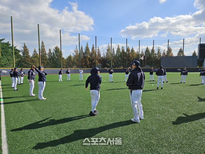 야구대표팀 선수들이 2일 고양 국가대표 야구훈련장에서 훈련에 앞서 몸을 풀고 있다. 고양 | 김동영 기자 raining99@sportsseoul.com