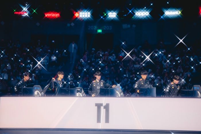 T1이 31일(한국시간) 중국 상하이 메르세데스-벤츠 아레나에서 열린 ‘2025 LoL 월드챔피언십(롤드컵)’ 8강 AL전을 준비하고 있다. 사진 | 라이엇 게임즈