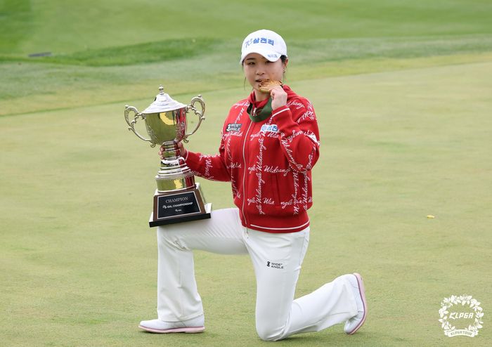 에쓰오일 챔피언십에서 시즌 2승째를 따낸 고지원이 트로피를 들고 포즈를 취하고 있다. 사진 | KLPGA