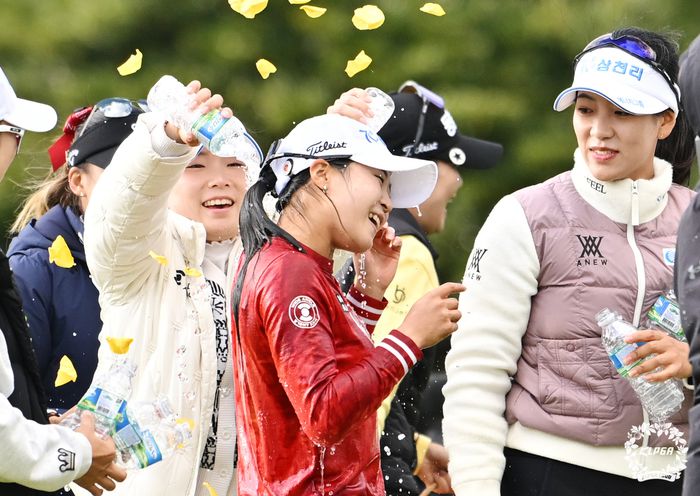 고지원이 2일 엘리시안 제주에서 열린 KLPGA투어 에쓰오일 챔피언십에서 우승을 차지한 뒤 동료들의 축하를 받고 있다. 사진 | KLPGA