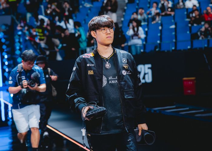 T1 ‘오너’ 문현준이 1일(한국시간) 중국 상하이 메르세데스-벤츠 아레나에서 열린 ‘2025 LoL 월드챔피언십(롤드컵)’ 8강 AL전을 준비하고 있다. 사진 | 라이엇 게임즈