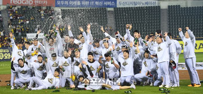 LG 선수들이 1일 서울 잠실구장에서 열린 ‘한국시리즈 통합우승 IN 잠실’ 행사 샴페인 샤워 후 포즈를 취하고 있다. 잠실 | 최승섭기자 thunder@sportsseoul.com