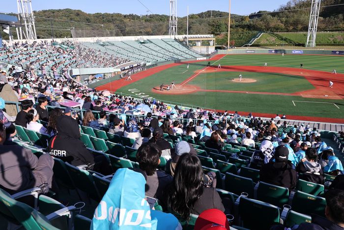 팬들이 2025 울산-KBO Fall League를 관전하고 있다. 사진 | KBO