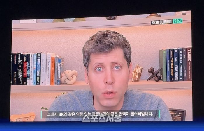 오픈AI 샘 알트먼 CEO가 3일 ‘SK AI 서밋’에서 영상을 통해 SK와의 협력 관계에 대해 설명했다. 사진 | 표권향 기자 gioia@sportsseoul.com