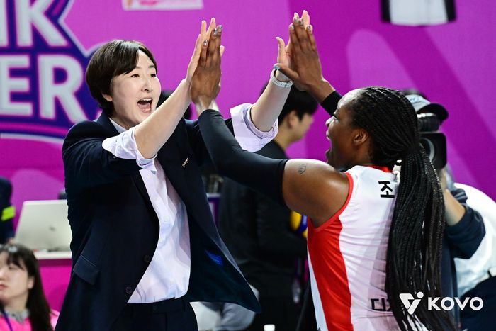하이파이브를 하는 장소연 감독과 조이.제공 | 한국배구연맹