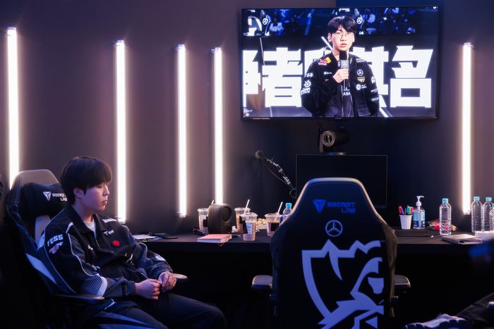 TES ‘카나비’ 서진혁이 2일(한국시간) 중국 상하이 메르세데스-벤츠 아레나에서 열린 ‘2025 LoL 월드챔피언십(롤드컵)’ 4강 T1전 패배 후 대기실에 앉아 있다. 사진 | 라이엇 게임즈