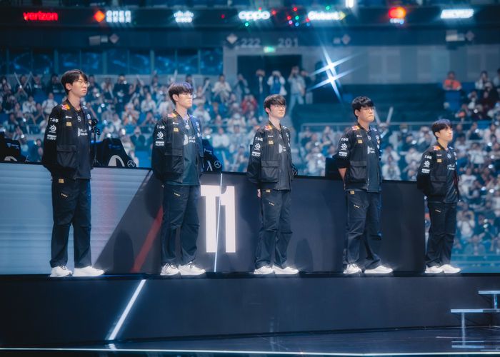 T1이 2일(한국시간) 중국 상하이 메르세데스-벤츠 아레나에서 열린 ‘2025 LoL 월드 챔피언십(롤드컵)’ 4강 TES전에 앞서 인사하고 있다. 사진 | 라이엇 게임즈