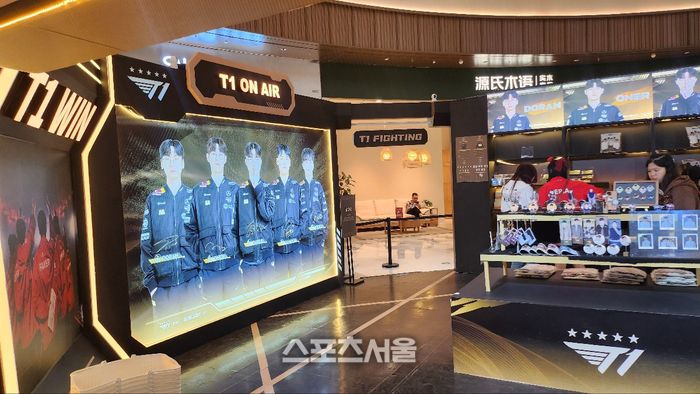 롤드컵 8강, 4강이 열린 상하이 메르세데스-벤츠 아레나. 경기장 옆 쇼핑몰 한가운데 T1 팝업스토어가 마련됐다. 상하이 | 김민규 기자 kmg@sportsseoul.com