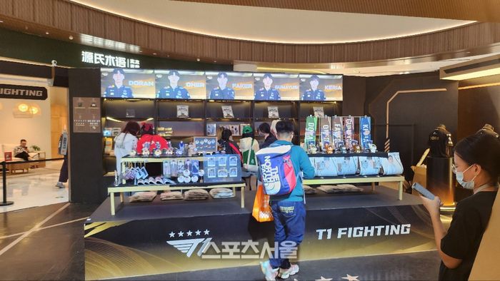 롤드컵 8강, 4강이 열린 상하이 메르세데스-벤츠 아레나. 경기장 옆 쇼핑몰 한가운데 T1 팝업스토어가 마련됐다. 상하이 | 김민규 기자 kmg@sportsseoul.com