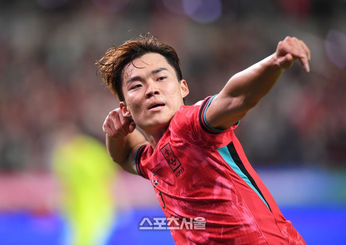 오현규가 14일 서울월드컵경기장에서 열린 남자 축구 국가대표 평가전 파라과이와 경기에서 골을 넣은 후 환호하고 있다. 2025. 10. 14.최승섭기자 thunder@sportsseoul.com