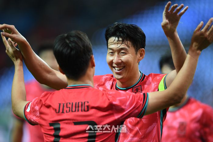 손흥민이 14일 서울월드컵경기장에서 열린 남자 축구 국가대표 평가전 파라과이와 경기에서 골을 넣은 엄지성과 환호하고 있다. 2025. 10. 14.최승섭기자 thunder@sportsseoul.com