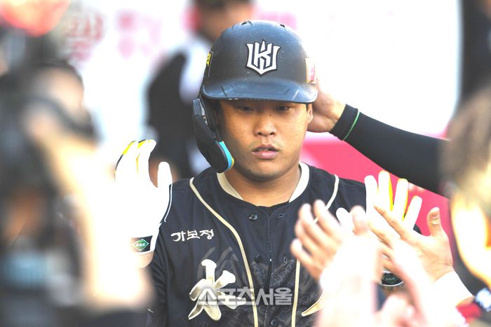 KT 강백호가 18일 수원 KT위즈파크에서 열린 2025 KBO리그 LG와 더블헤더 1차전 4회말 2사 LG 선발 치리노스를 상대로 추격 솔로 홈런을 친 뒤 동료들과 하이파이브를 하고 있다. 수원 | 박진업 기자 upandup@sportsseoul.com