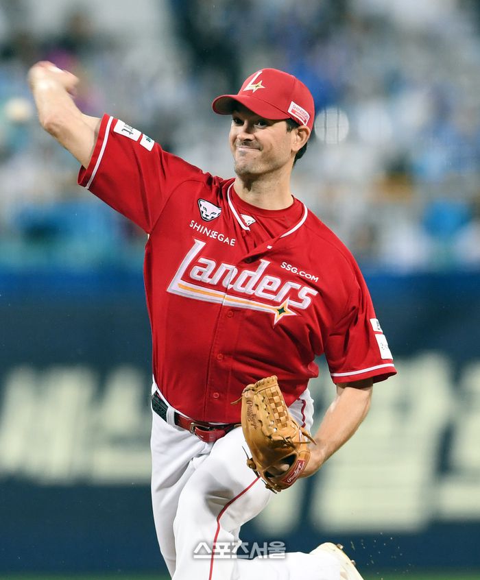 SSG 앤더슨이 13일 대구 삼성라이온즈파크에서 열린 2025 KBO리그 삼성과 준플레이오프 3차전에 선발 등판해 힘차게 공을 던지고 있다. 대구 | 박진업 기자 upandup@sportsseoul.com