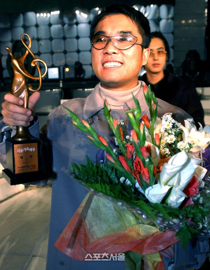 제12회(2001) 서울가요대상에서 대상을 수상한 김건모가 트로피를 들고 환하게 웃어보이고 있다. 사진 | 스포츠서울DB