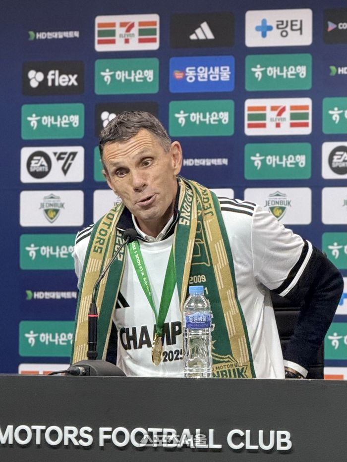 전북 현대 거스 포옛 감독이 8일 전주월드컵경기장에서 우승 세리머니를 한 뒤 기자회견에 임하고 있다.전주 | 정다워 기자