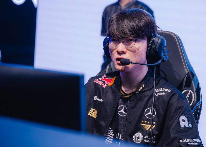 T1 ‘페이커’ 이상혁이 25일 중국 베이징 스마트 e스포츠센터에서 열린 2025 LoL 월드 챔피언십 스위스 스테이지 5라운드 매드 코이전을 준비하고 있다. 사진 | 라이엇 게임즈