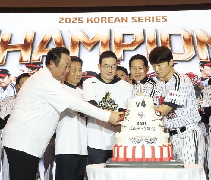 LG 차명석 단장, 김인석 대표이사, 구광모 회장, 염경엽 감독, 박해민(왼쪽부터)이 6일 곤지암리조트 그랜드블룸에서 열린 2025 KBO리그 LG 통합우승 기념행사에서 케이크를 자르고 있다. 사진 | LG 트윈스