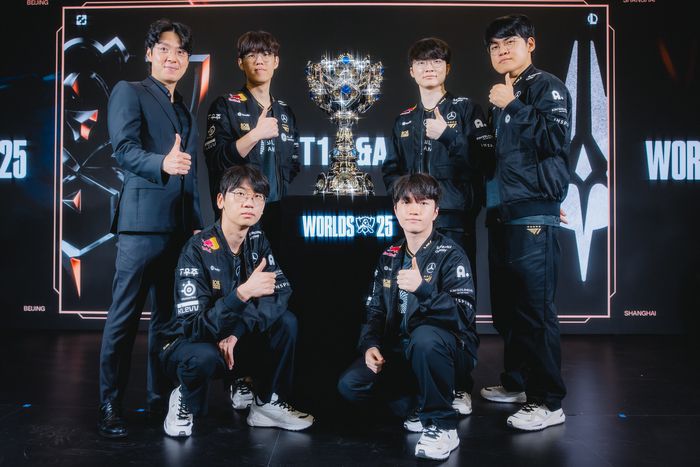 T1 선수단이 7일 중국 청두에서 열린 ‘2025 롤드컵’ 결승 미디어데이 후 소환사의 컵에서 포즈를 취하고 있다. 사진 | 라이엇 게임즈