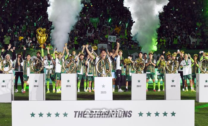 전북 현대의 주장 박진섭(가운데)이 8일 전주월드컵경기장에서 열린 하나은행 K리그1 대전 하나 시티즌과 경기 후 진행된 우승 행사에서 10개의 트로피 앞에 동료들과 포즈를 취하며 기뻐하고 있다. 2025. 11. 8. 전주 | 박진업 기자 upandup@sportsseoul.com