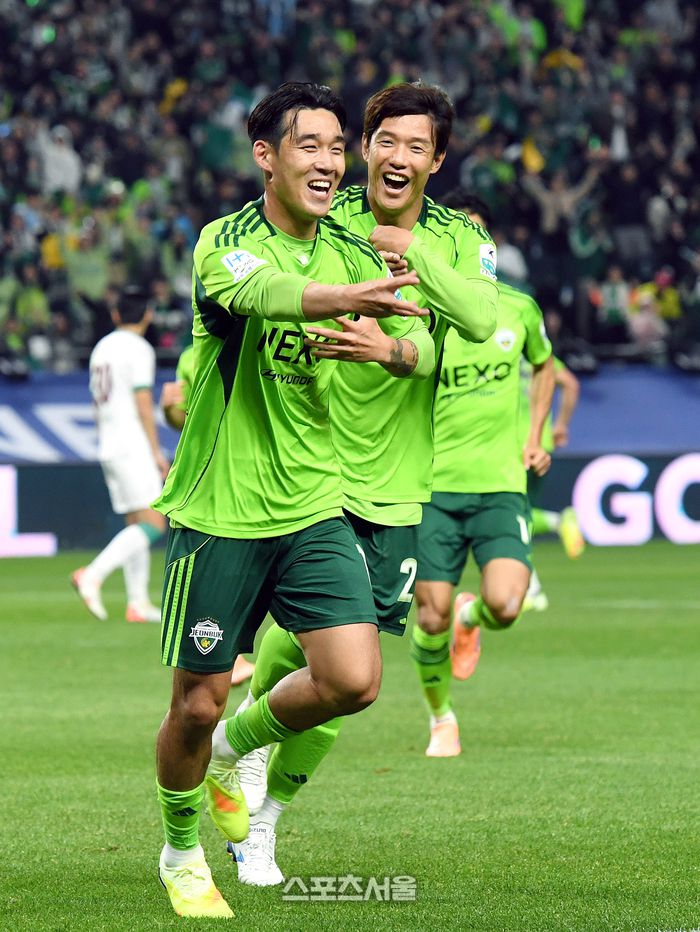 전북 현대 송민규(왼쪽)가 8일 전주월드컵경기장에서 열린 하나은행 K리그1 대전 하나 시티즌과 경기에서 헤더로 선제골을 넣고 홍정호와 함께 기뻐하고 있다. 2025. 11. 8. 전주 | 박진업 기자 upandup@sportsseoul.com